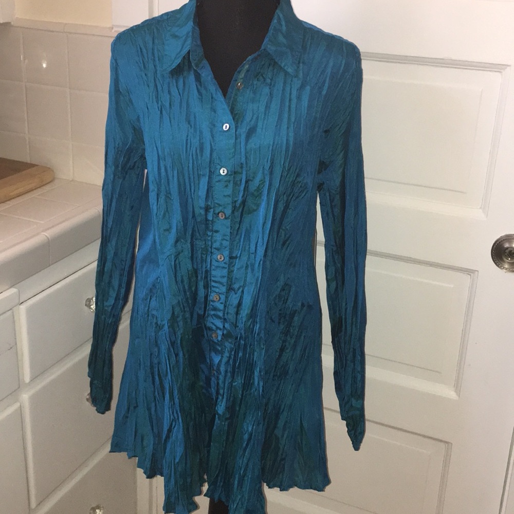 VERY FLATTERING TOP-SZ-L-BEAUTIFUL BLUE-WASHABLE
